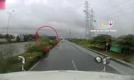 Xe container phóng kinh hoàng, lao thẳng sườn xe khác trước cổng cảng Tân Vũ