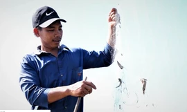 Giăng lưới bắt cá kiếm gọn nửa triệu mỗi ngày