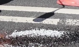 Xem người nước ngoài “vá ổ gà” siêu tốc với công nghệ tiên tiến!