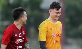 Các thủ môn tại Muangthong nhiệt tình hỗ trợ Đặng Văn Lâm tập luyện