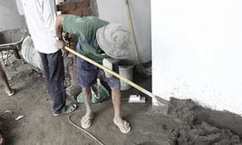 Xót xa người cha cụt tay vẫn làm phụ hồ, nuôi con liệt nửa người