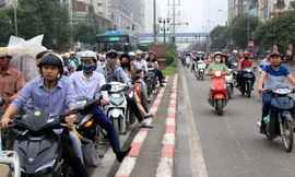 Xe máy liều mình lấn làn, đi ngược chiều trên làn BRT trong giờ cao điểm ở HN