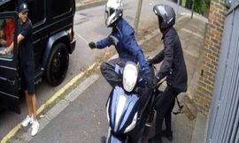 Bị kẻ cướp tấn công, sao Arsenal đáp trả bằng tay không