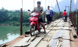 Hòa Bình: Cầu treo thủng lỗ