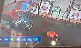 Dừng lại để mua xăng, nam tài xế bị trộm xe máy