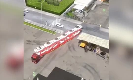 Trầm trồ với màn lùi xe ngoạn mục của tài xế container 