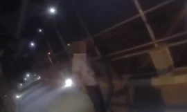 Cảnh sát cứu người đàn ông định tự tử bằng... 1 cái ôm