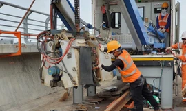 Cận cảnh ghép nối ray bằng công nghệ tối tân ở tuyến đường sắt Nhổn - ga Hà Nội