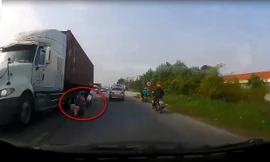 Ô tô chạy ẩu, 2 mẹ con suýt chết dưới bánh container