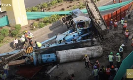 VIDEO: Kinh hoàng cần cẩu khổng lồ 120 tấn đổ sập xuống trên đường phố