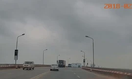 VIDEO: Xe tập lái suýt đâm vào đầu ôtô đối diện