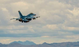 Cận cảnh F-16 của Mỹ ‘ngụy trang’ thành Su-57 của Nga lần đầu cất cánh