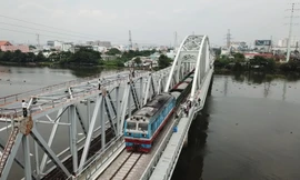 Cận cảnh chuyến tàu đầu tiên thông tuyến cầu sắt Bình Lợi mới