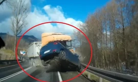 VIDEO: Thót tim cảnh xe tải mất lái đâm bay ô tô con đi ngược chiều