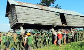 Bộ đội di dời hơn 100 căn nhà sàn giúp người dân Gia Lai