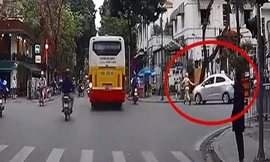 Tài xế ủi ôtô vào CSGT khi có hiệu lệnh dừng xe