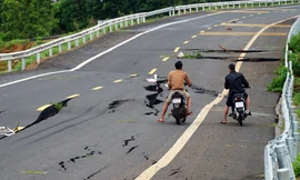 Mặt đường sụt lún sau mưa