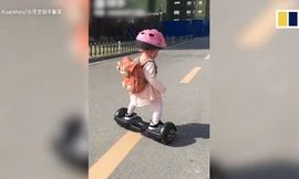 Bé gái hơn 2 tuổi 'làm xiếc' với xe điện cân bằng khiến người xem sững sờ