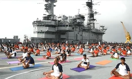 Hàng trăm binh sĩ Ấn Độ tập yoga trên sàn tàu sân bay