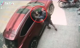 Clip: Đạo chích đập kính ô tô, trộm đồ trong 2 giây gây sốc