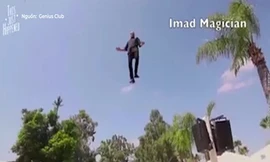 ViDEO: Ảo thuật gia bay lơ lửng, đi vòng quanh hồ bơi