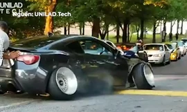 Tay chơi độ siêu xe với cặp bánh như sắp bung ra ngoài