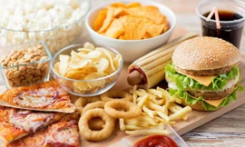 Video: Ăn quá nhiều thức ăn nhanh, cô gái bị 2 khối u quái ở buồng trứng