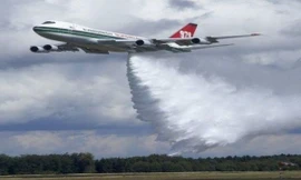 Xem 'siêu máy bay chữa cháy' Boeing 747 dập lửa ở Amazon