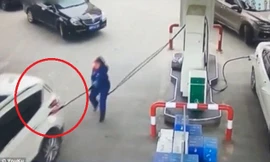 Clip: Lái xe khi chưa rút vòi bơm, nữ tài xế kéo đổ cả cây xăng
