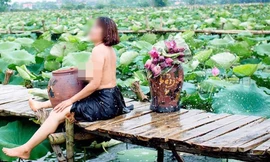 Quận Tây Hồ cấm chụp ảnh nude bên hồ sen