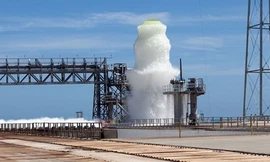 Tại sao NASA phóng gần 2 triệu lít nước lên trời cao như 'sóng thần'?