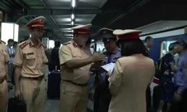 Đột kích ga Hà Nội, CSGT phát hiện 1 trưởng tàu vi phạm nồng độ cồn