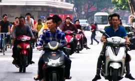 Video: Người Hà Nội không đội mũ bảo hiểm, chạy ngược chiều ngày Tết