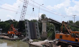 Điều thêm cần cẩu trục vớt xe tải trong vụ sập cầu ở Đồng Tháp