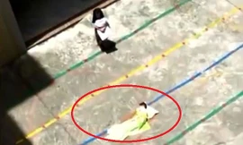 Cô giáo mầm non phạt trẻ ngủ giữa sân xi măng ngoài trời nắng