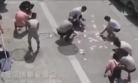 Cháy nhà, người phụ nữ ném tiền để thu hút hàng xóm tới cứu