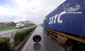 Hoảng hồn xe container rơi bánh khi đang chạy trên quốc lộ