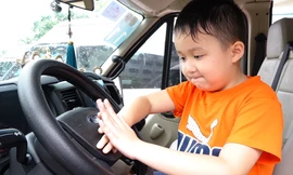 Học sinh Hà Nội học kỹ năng thoát hiểm trên ôtô