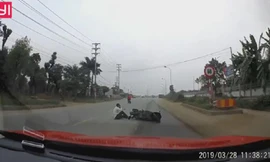 Sang đường bất cẩn, cô gái gây tai nạn cho người đi sau