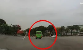 VIDEO: Kinh hoàng ô tô con phóng nhanh đâm ngang xe khách tại ngã tư