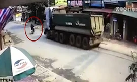 Né xe máy, xe tải lách thẳng vào nhà dân