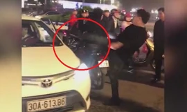 Va chạm giao thông, tài xế Mercedes đá bay gương taxi