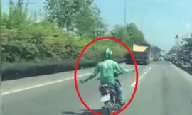 Clip: Thanh niên vừa đi xe máy vừa buông hai tay 'làm xiếc' trên đường