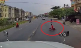 Tài xế container bẻ lái xuất thần cứu sống bé trai đạp xe sang đường