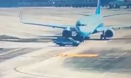 Tài xế lái xe cắt mặt máy bay trên đường băng