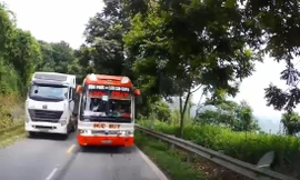 Xe khách chạy kiểu tự sát, suýt đâm trực diện xe chở người nước ngoài