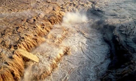 Người dân đổ xô đi xem thác lũ “nổi cơn thịnh nộ” trên sông Hoàng Hà