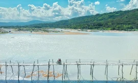 Trải nghiệm 'đáng sợ' đi xe máy trên cầu gỗ dài nhất Việt Nam