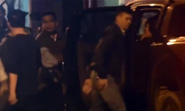 Khoảnh khắc cảnh sát khống chế người đàn ông ôm bình xăng cố thủ ở nhà