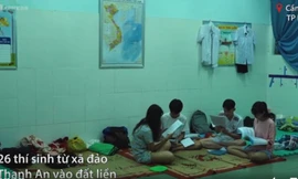 Thí sinh xã đảo ở TP HCM mượn lớp học làm phòng trọ để dự thi THPT